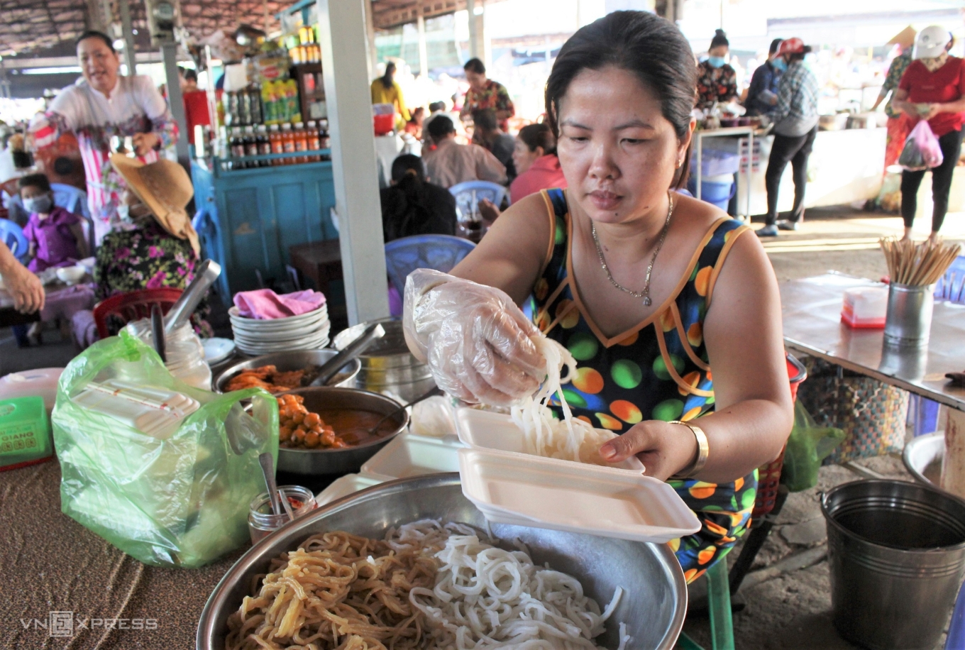 Quán bánh tằm mẹ truyền con nối hơn 30 năm ở miền Tây