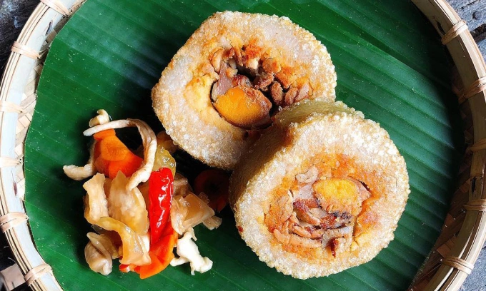Thay vì thưởng thức bánh tét nấu chín, người miền Tây cũng có phiên bản bánh tét chiên lạ miệng, thường xuất hiện sau Tết. Bánh nấu chín cắt khoanh vừa ăn chiên trong chảo ngập dầu, vỏ ngoài vàng giòn còn bên trong mềm dẻo. Món ăn nóng kèm với dưa góp, tôm khô, có thể chấm với tương ớt cay ngọt nếu thích. Ảnh: Instagram mr.lam81