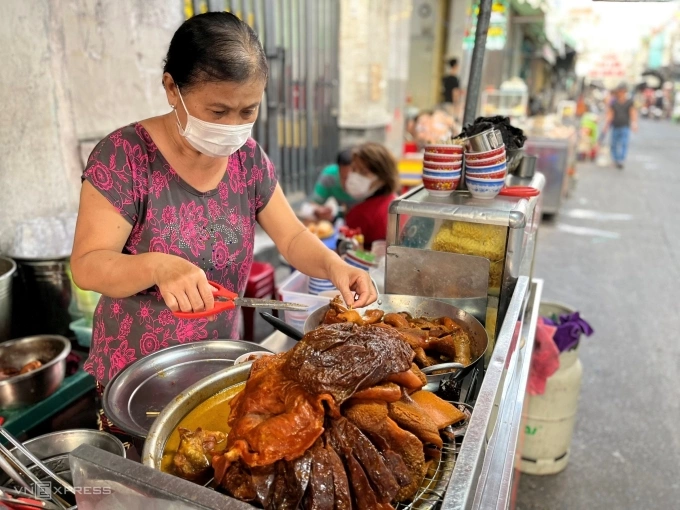 Phá lấu cô Oanh là điểm đến thực khách nên ghé khi đến chợ 200. Món phá lấu nổi tiếng hơn 20 năm với hương vị riêng biệt, nước phá lấu nấu bằng nước dừa thanh ngọt cho ra món ăn đậm đà, thơm và không hôi mùi lòng bò. Phá lấu chiên và phá lấu hầm, Phần ăn đầy đủ có Cô Nguyễn Thị Oanh, 60 tuổi