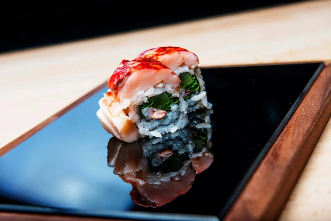 Sushi cá hồi trong một nhà hàng tại Na Uy. Ảnh: Sabi Omakase