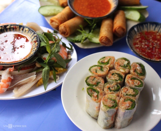 Lẩu cù lao miền Tây Bì cuốn, gỏi và chả giò có giá từ 69.000 đồng/phần. Ảnh: Huỳnh Nhi