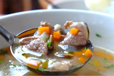 Canh thịt dê để ăn với cơm cháy. Ảnh: Hương Chi. C-m-nang-Ninh-Binh-6-3418-1594209933.jpg