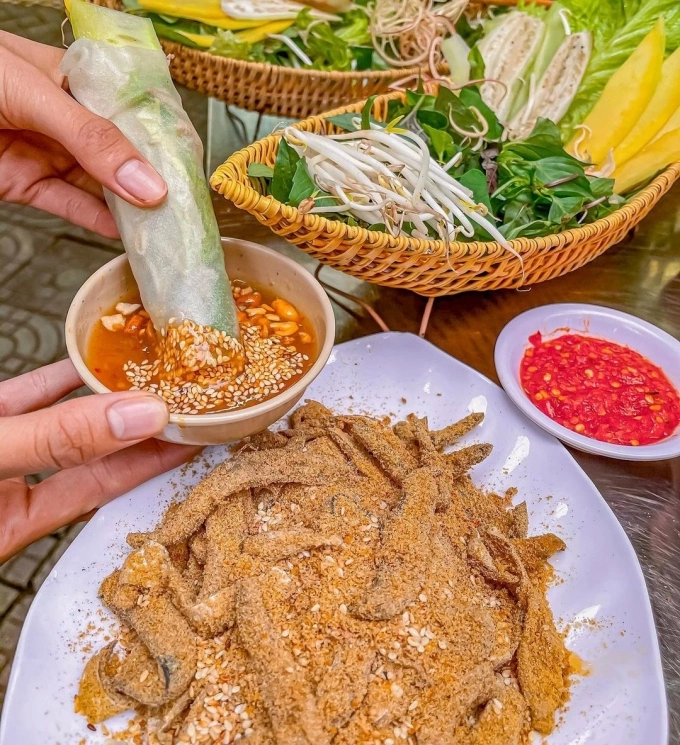 Khi ăn, món gỏi khô dùng kèm với bánh tráng cuốn tròn chắc tay, bên trong là gỏi cá, các loại rau rừng tươi ngon chấm với nước chấm hấp dẫn.