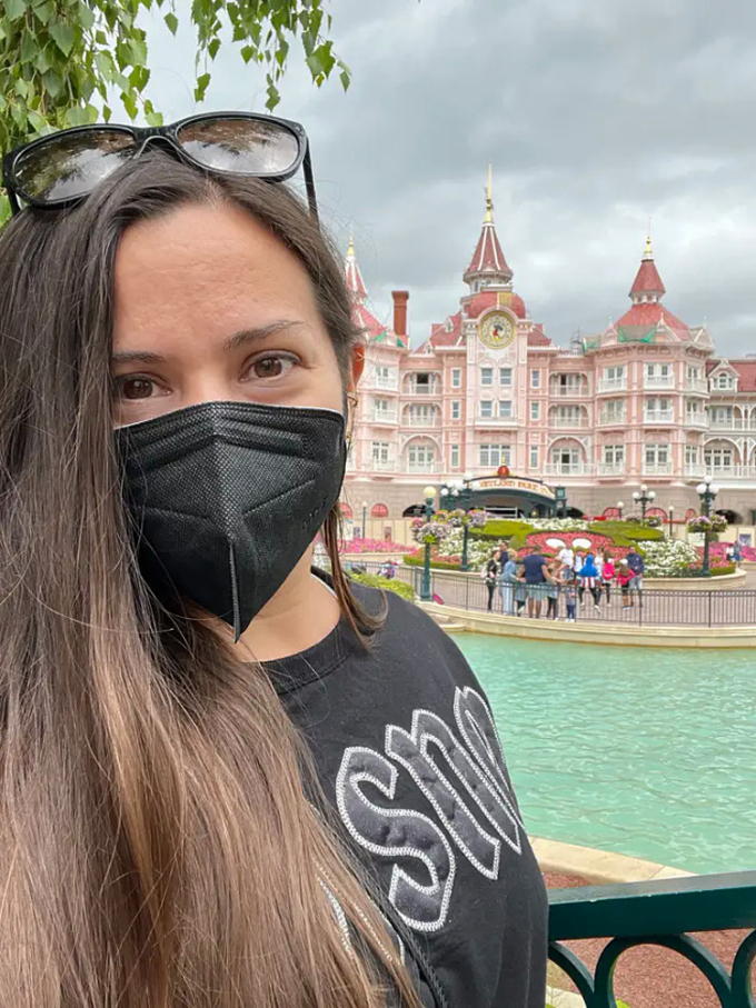 Acuna chụp ảnh lưu niệm trong chuyến thăm Disneyland ở Paris hồi đầu tháng 7. Ảnh: Insider