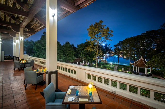 Đứng thứ tư là Hemispheres Steak & Seafood Grill , nhà hàng chuyên hải sản và bít tết nằm trong khách sạn Sheraton, đường Xuân Diệu, có tầm nhìn ra hồ Tây, Hà Nội. Lấy cảm hứng từ nền ẩm thực toàn cầu, nhà hàng cung cấp các món ăn đến từ mọi lục địa, với giá thành từ 145.000 đồng một món. Quán mở cửa từ 18h30, phục vụ bữa tối và có sức chứa tối đa 30 khách. Thực khách nên đặt trước để có sẵn bàn.