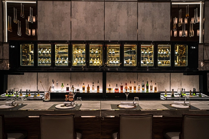 French Grill là nhà hàng cao cấp nằm trong khách sạn JW Marriot, đường Đỗ Đức Dục, Hà Nội. Quán chuyên phục vụ hải sản, đồ nướng và châu Âu. Một số món ăn được nhiều thực khách yêu thích tại đây phải kể đến cá hồi Na Uy, dò điệp áp chảo và cá tuyết Patagonian...