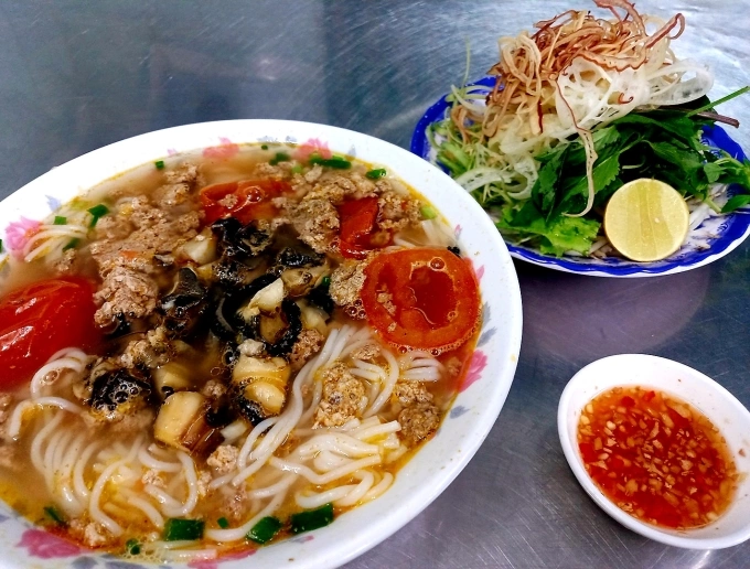 Tô bún riêu có màu sắc bắt mắt, kèm đĩa rau tươi đủ loại, chấm cùng nước mắm gừng. Ảnh: Khánh Thiện