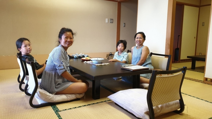 Khách Việt ngồi trên chiếu tatami để ăn tối. Ảnh: Quang Ánh