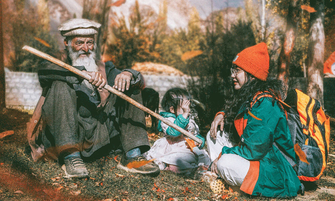 Hương trò chuyện cùng người dân địa phương, Mỡ ngồi chơi bên cạnh mẹ.