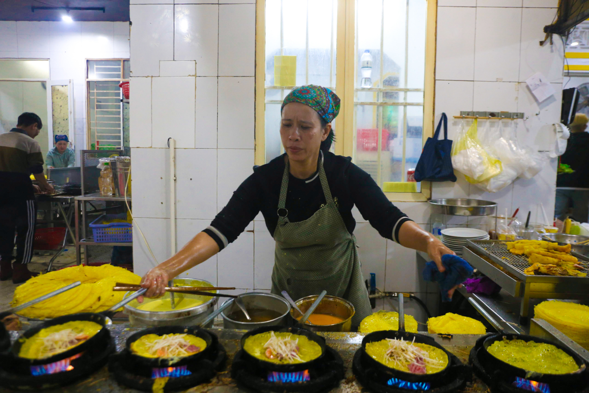 Banh xeo sizzles at 40-year-old eatery