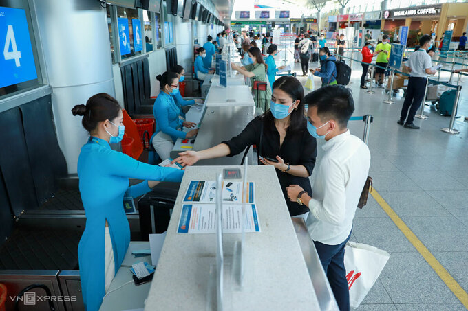 Hành khách làm thủ tục ở sân bay Đà Nẵng, tháng 9/2020. Ảnh: Nguyễn Đông