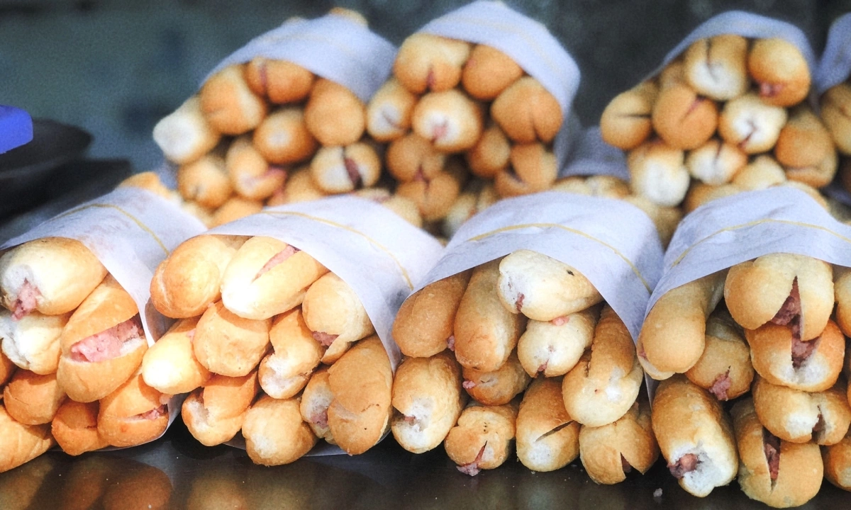 Bánh mì que cay Hải Phòng – Hương vị đường phố làm nên ký ức du lịch khó quên