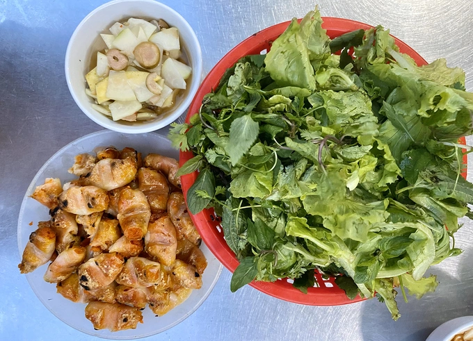 Một suất chả tôm đầy đủ tại quán.