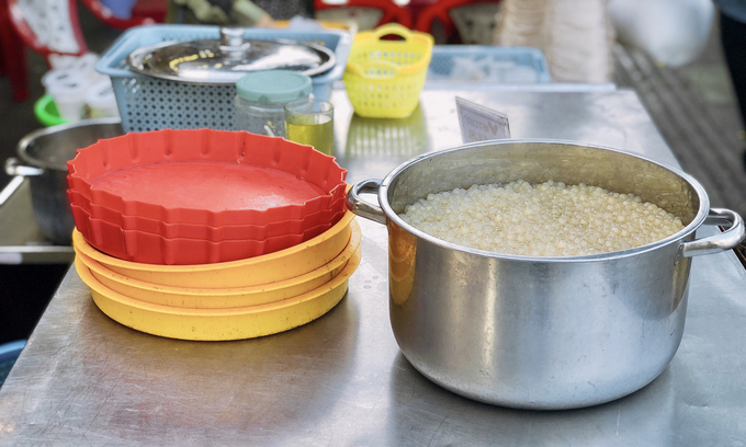 The handmade tapioca pearls are prepared in advance and stored in a large pot. Photo by VnExpress/Quynh Mai