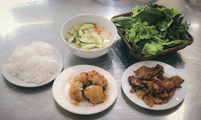 Customers can also order grilled meat for a fulfilling dining experience. Photo by VnExpress/Quynh Mai