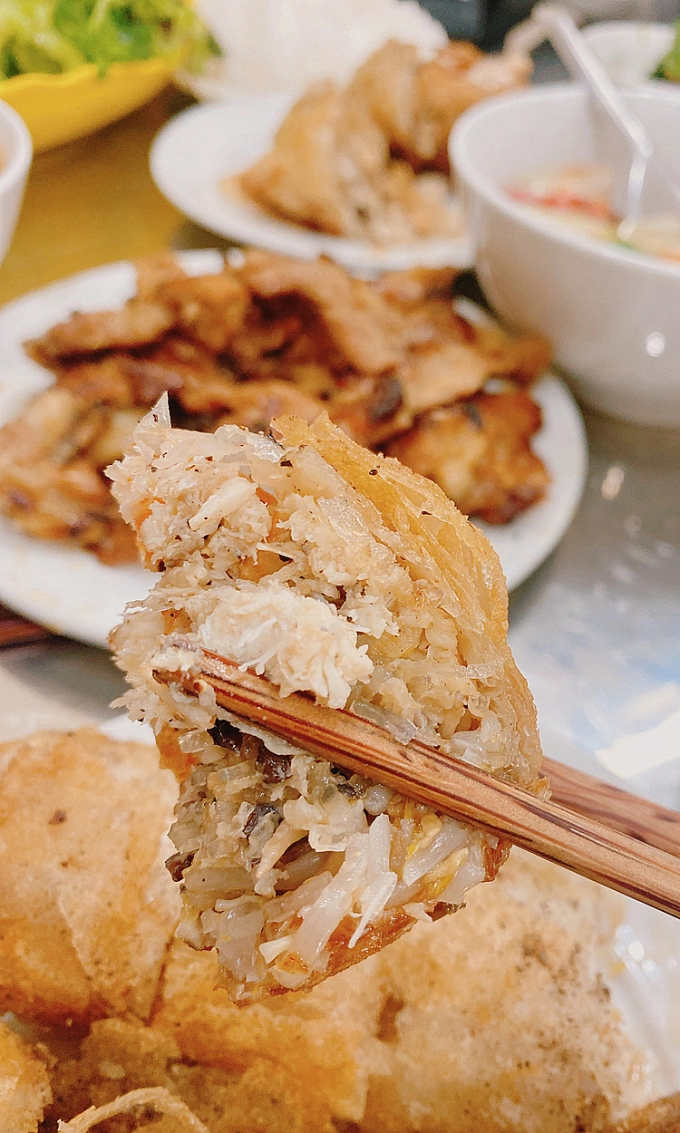 The filling consists mainly of ground pork and crab meat. Photo by VnExpress/Quynh Mai