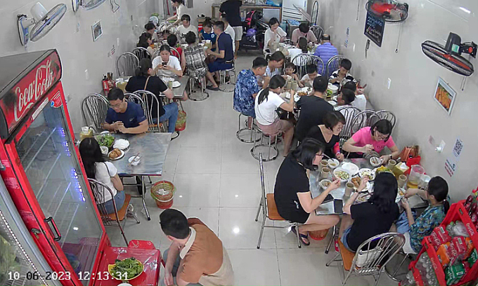 The shop is packed with customers during peak hours. Photo courtesy of the shop.