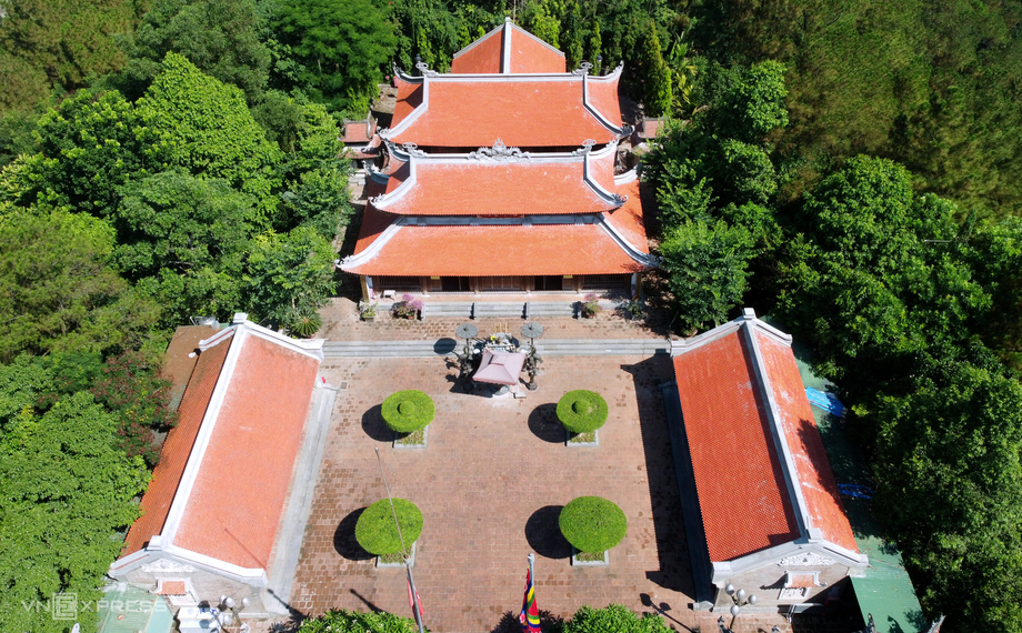 Đền thờ Vua Quang Trung trên núi Dũng Quyết