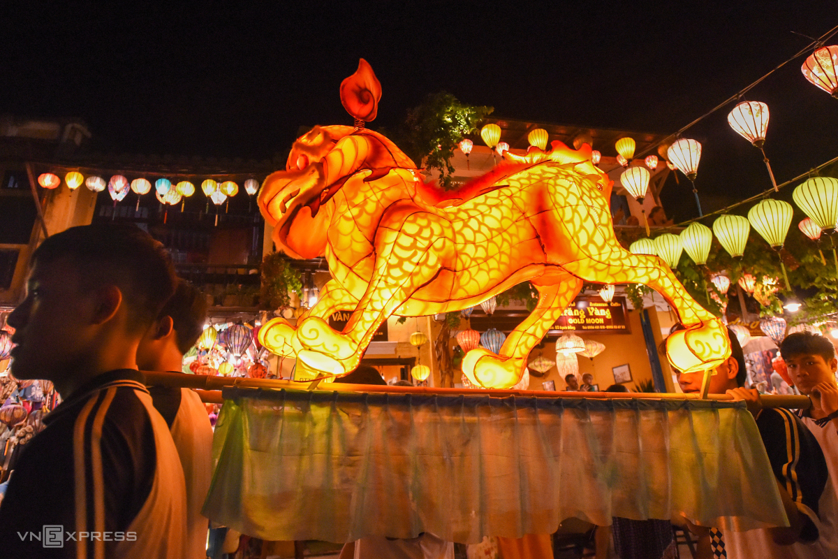 Hoi An Mid-Autumn Festival parade delights locals, foreigners