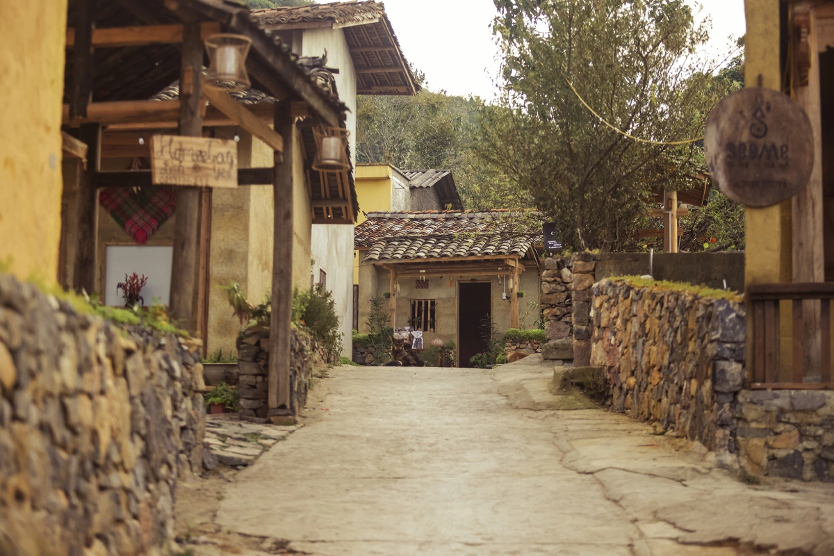 In northern Vietnam, a village charms visitors with earthen walls and stone fences