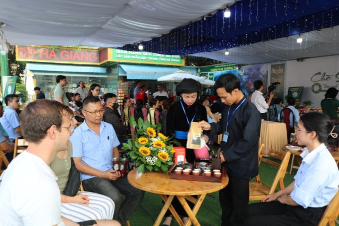Du khách trong nước và quốc tế thưởng thức Không gian văn hóa Trà Shan tuyết Hà Giang. Ảnh: Cổng thông tin điện tử Hà Giang