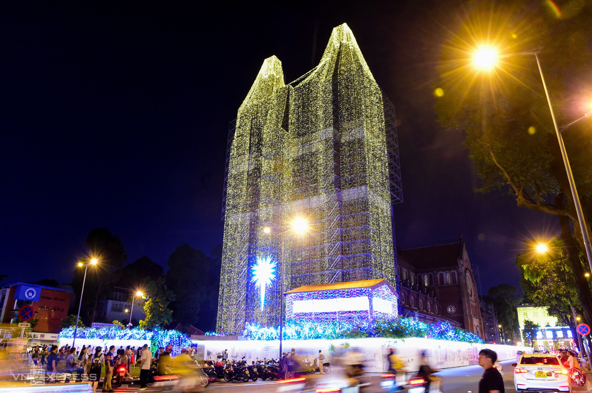 Saigon’s Notre Dame Cathedral lit up for Christmas