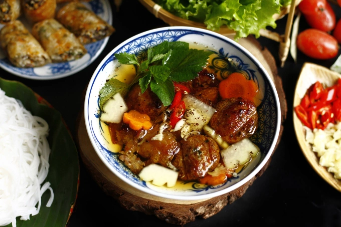 A bowl of bun cha includes grilled meat dipped in fish sauce broth, along with pickles. Photo by VnExpress/Bui Thuy