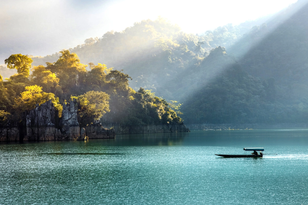 Bình minh trên hồ Na Hang.