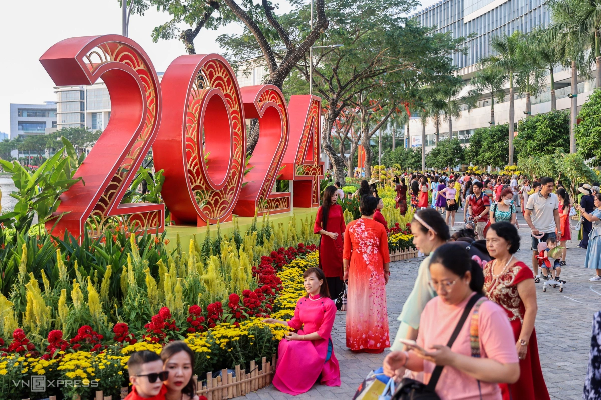 'Flower street' in Saigon expat hub attracts huge crowds