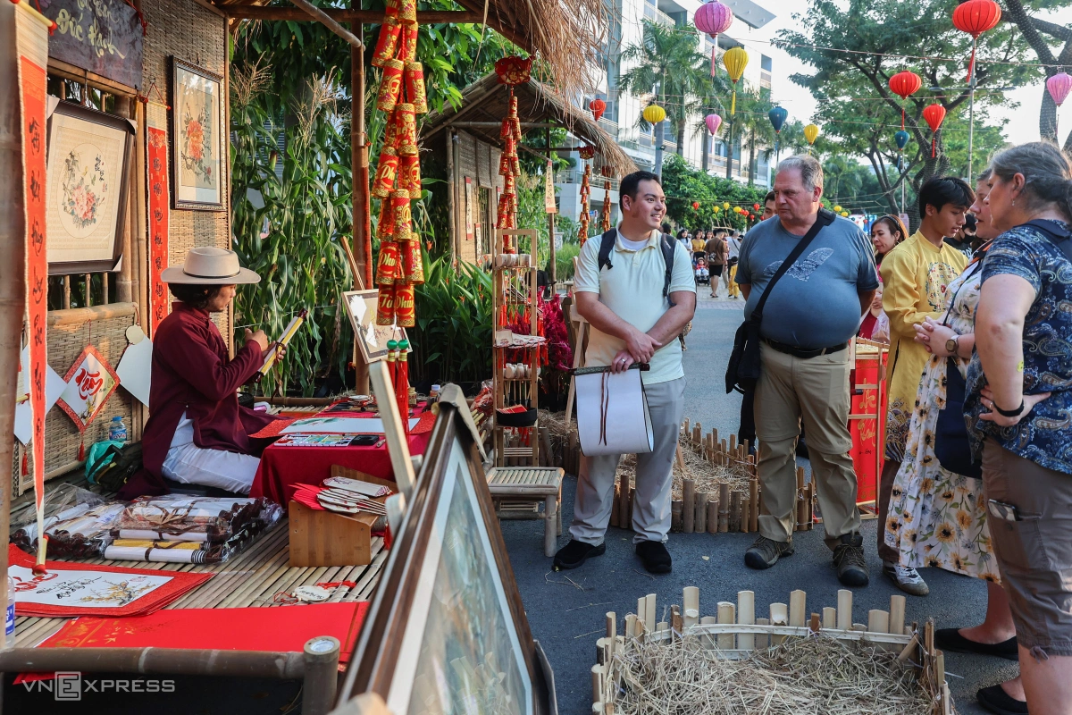 'Flower street' in Saigon expat hub attracts huge crowds