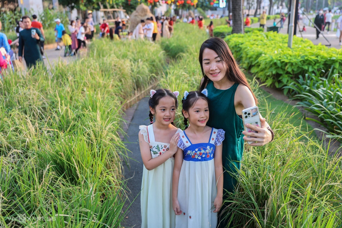 'Flower street' in Saigon expat hub attracts huge crowds