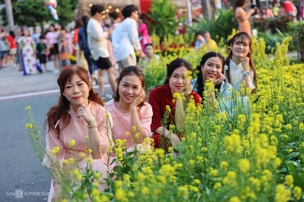 'Flower street' in Saigon expat hub attracts huge crowds