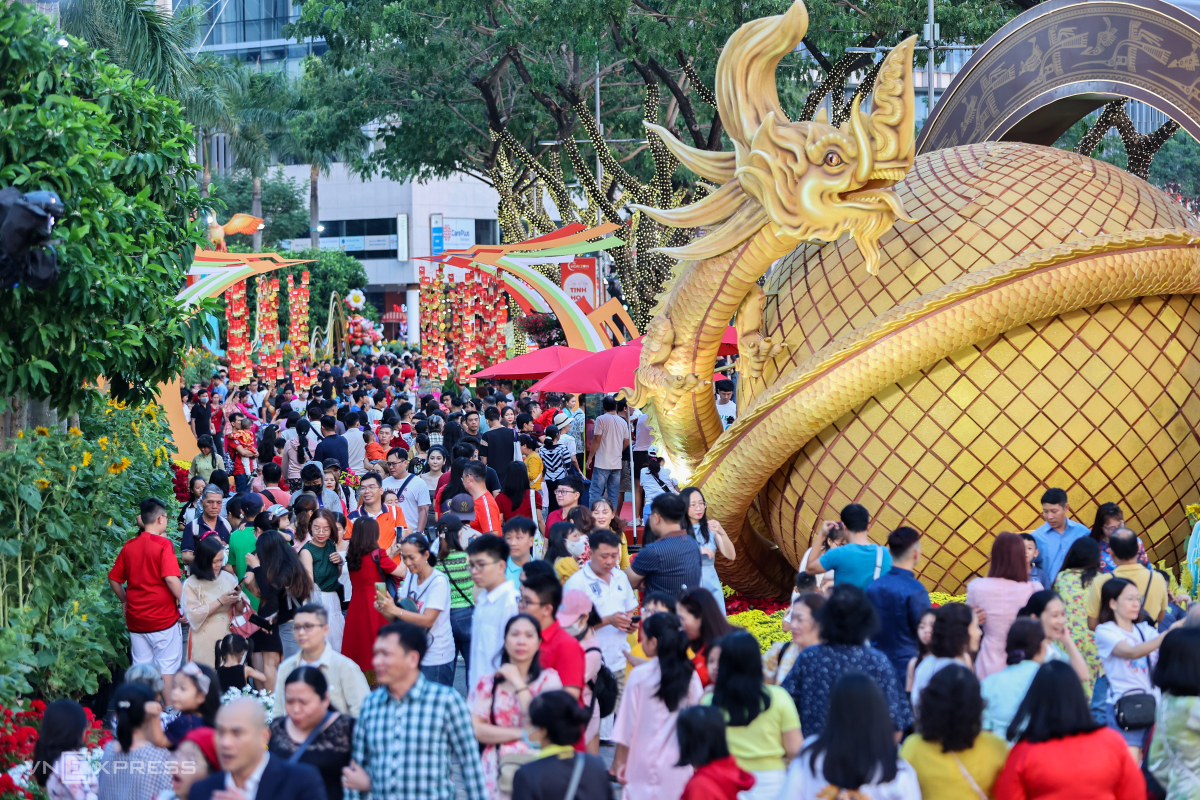 'Flower street' in Saigon expat hub attracts huge crowds