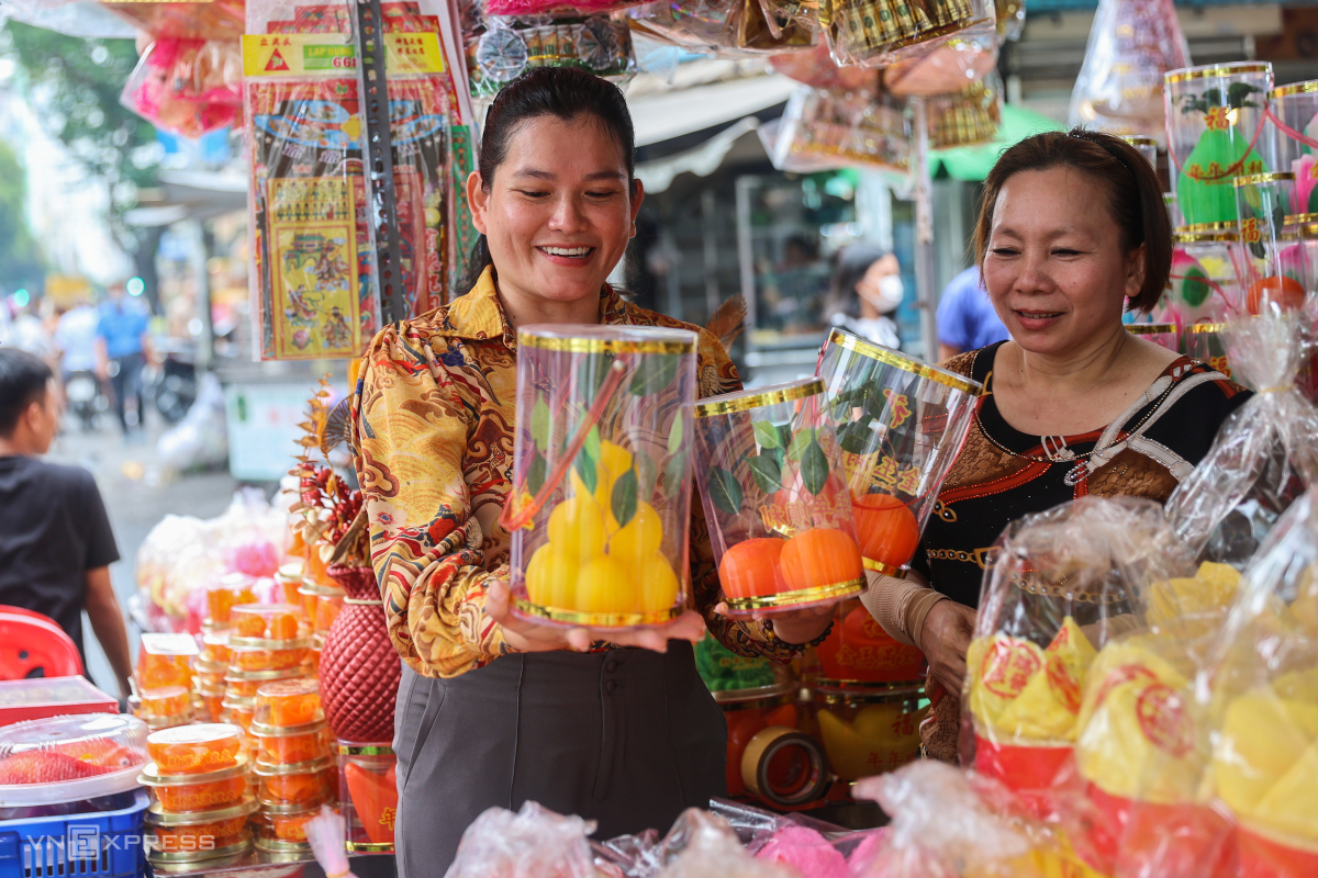 Saigon's Chinese Tet tradition: community cake market