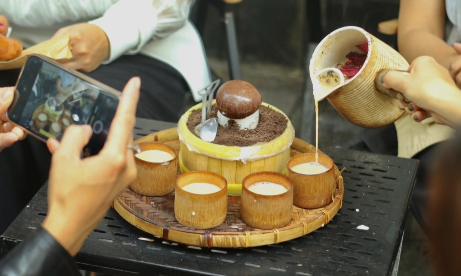 Món cacao nấm 'mọc lên từ đất' hút khách ở phố cổ Hà Nội - VnExpress Du lịch