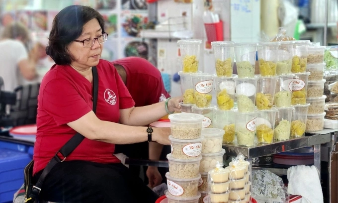 Tiệm chè hơn nửa thế kỷ phục vụ khách ở chợ Bến Thành Bà Trinh, chủ tiệm, đang kiểm tra chè ship cho khách.
