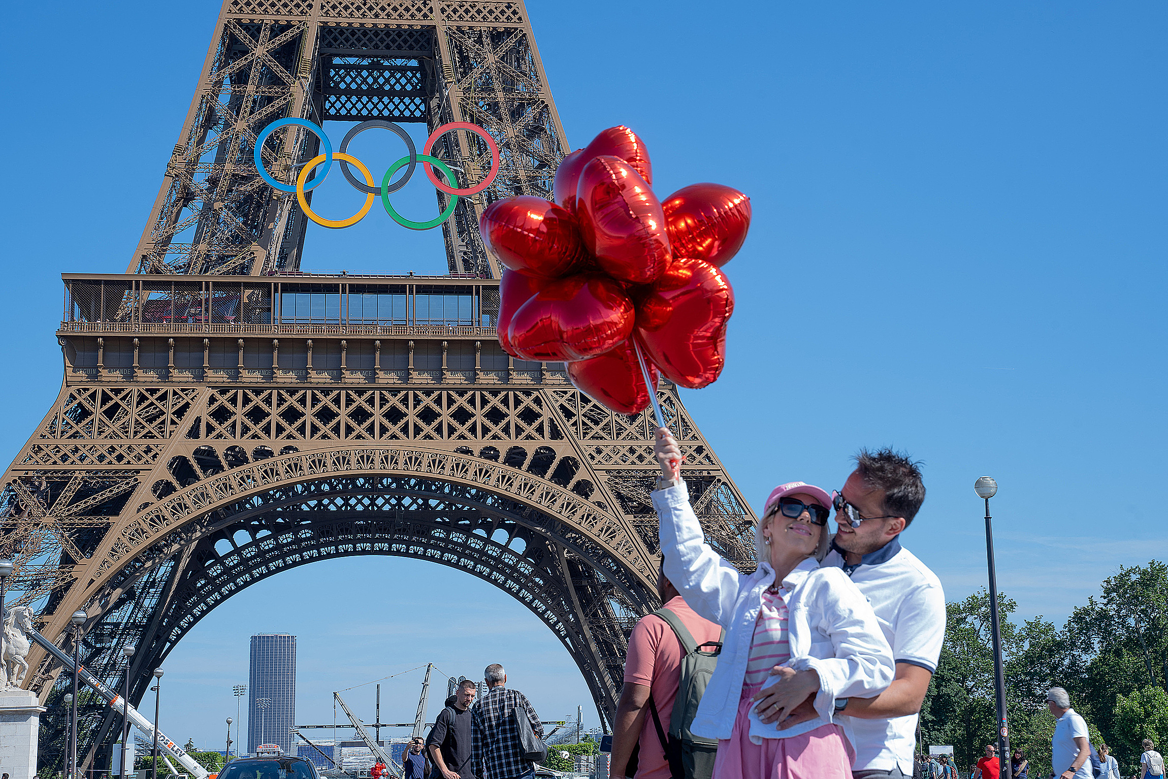 Vì sao du lịch Quảng Ninh vẫn khó "níu chân" du khách? 2 Du khách tại tháp Eiffel, Paris, Pháp ngày 7/6. Ảnh: AFP