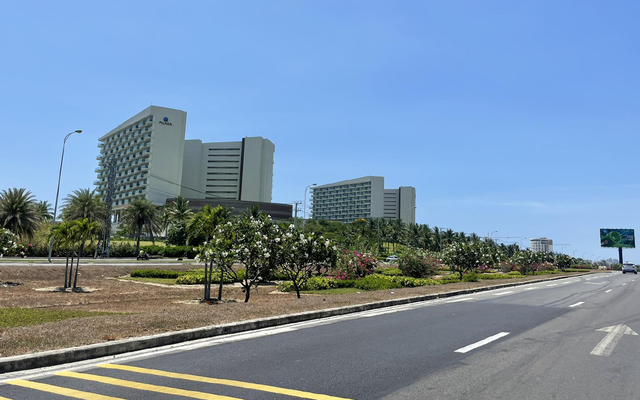 Con đường chạy từ sân bay Cam Ranh về Nha Trang, đi qua các khu resort ở Bãi Dài. Ảnh: Tâm Anh CR2-9504-1719241966.jpg