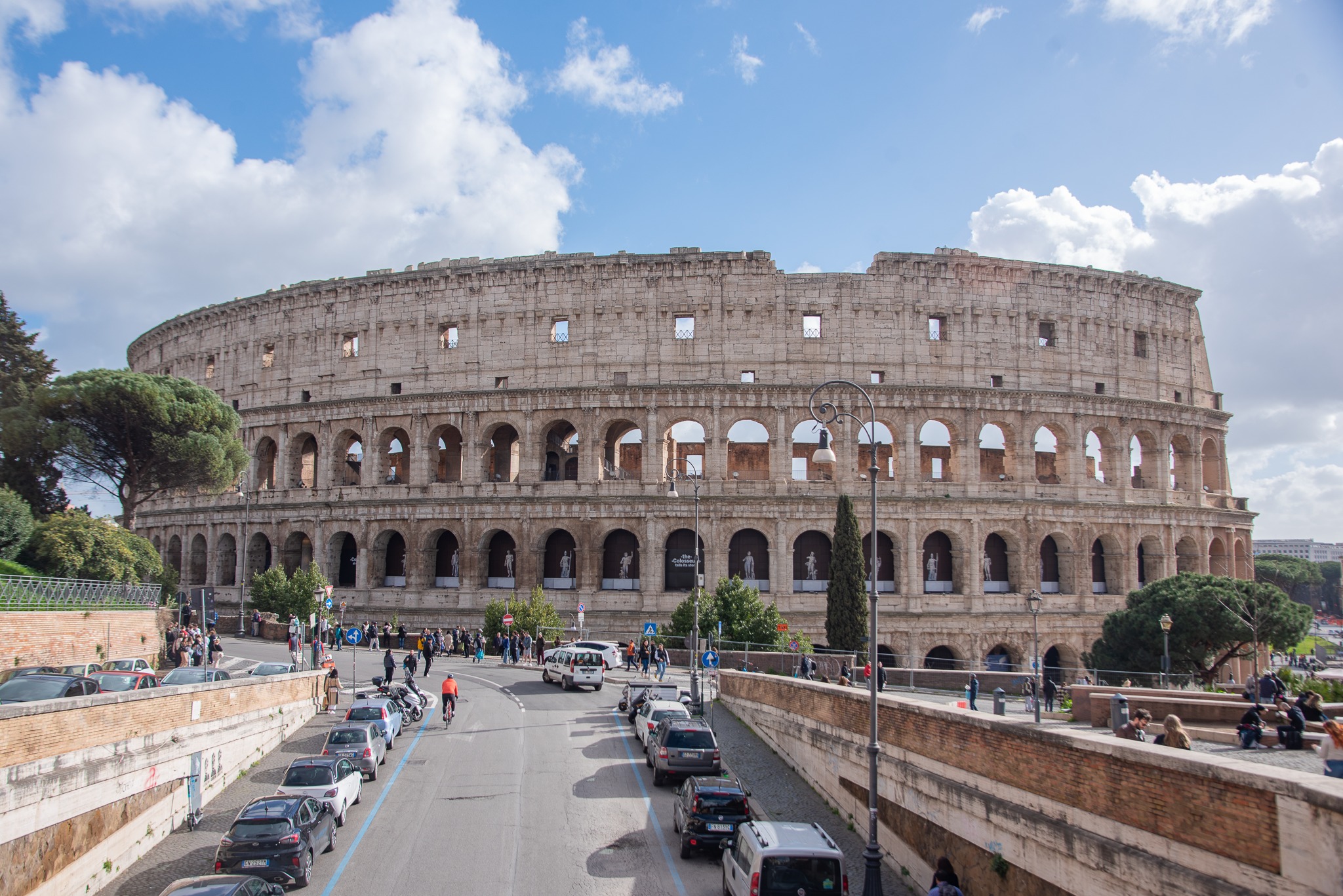 Du khách tập trung tại Đấu trường La Mã, Italy vào tháng 5. Ảnh: Đặng Hữu Hoàng
