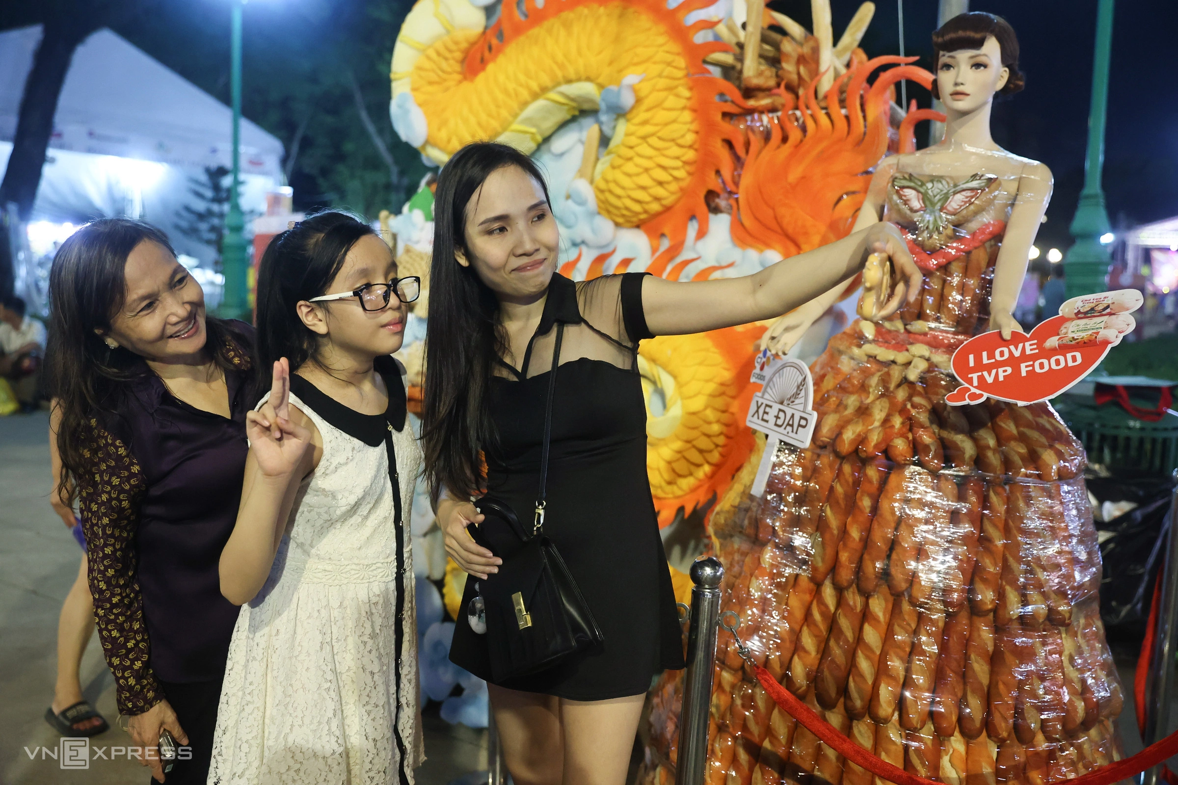 Khách Việt 'ướt sũng' 6 tiếng tại lễ hội té nước lớn nhất Thái Lan 1 Du khách dự đêm Lễ hội bánh mì tại TP HCM hồi tháng 4. Ảnh:Quỳnh Trần