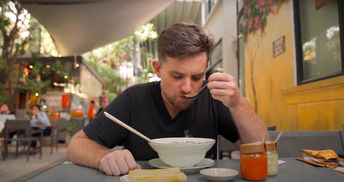 Chad Kubanoff thưởng thức món phở bò tái lăn.