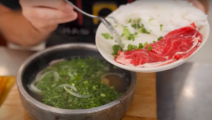 Món phở thố đá có giá 100.000 đồng.