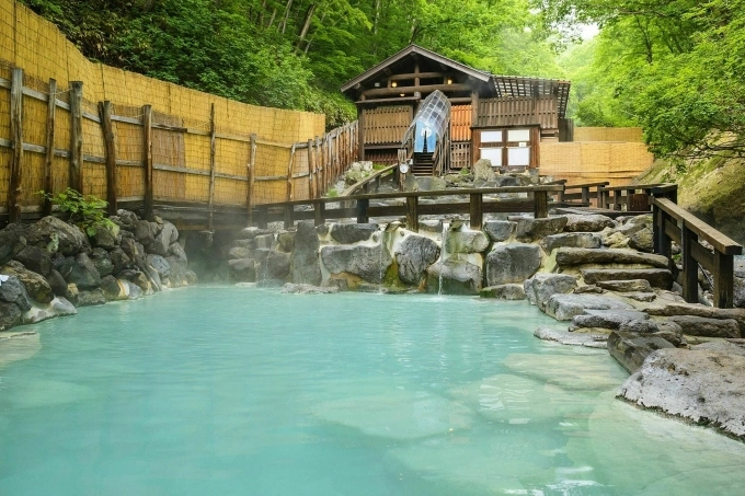 Điểm tắm onsen tại làng Akayu, nơi có suối nước nóng nghìn năm và món ramen súp miso cay. Ảnh: Tohoku Kando