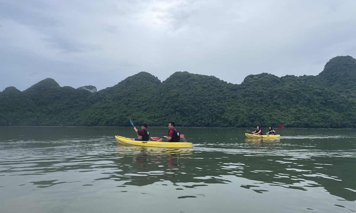 Vì sao du lịch Quảng Ninh vẫn khó "níu chân" du khách? 1 Nhóm khách trên du thuyền Heritage hôm 21/7 và sẽ trở về đất liền vào trưa 22/7. Ảnh: Phạm Hà
