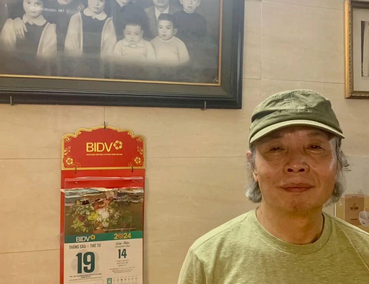 Địa danh Cái Răng ở Cần Thơ liên quan đến con vật nào? 1 Chủ quán cà phê trứng Giảng, Nguyễn Văn Đạo, dưới ống kính của nữ du khách Australia. Ảnh: SMH