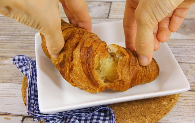 Cách thưởng thức bánh. Ảnh: Wikihow