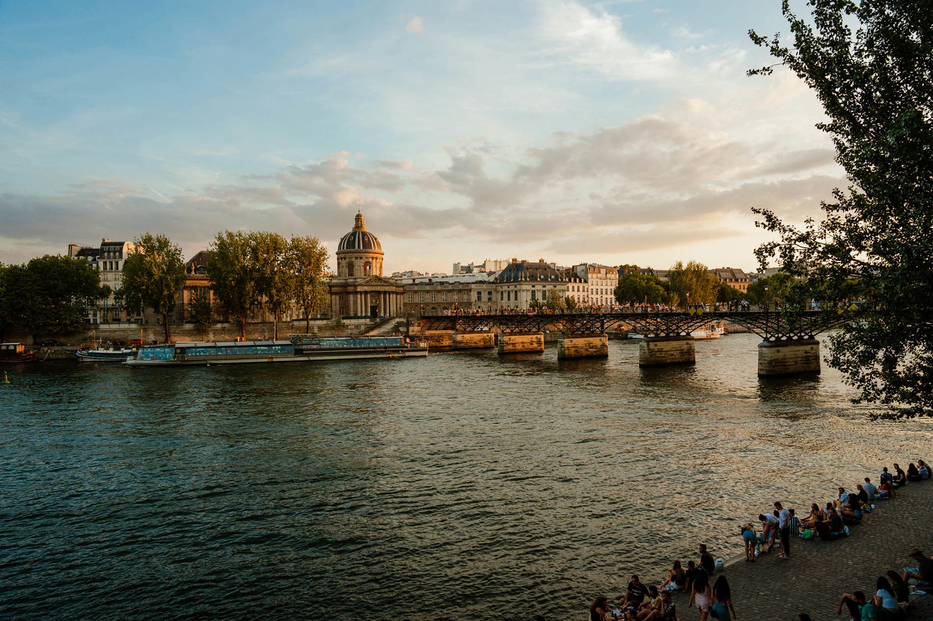 Cầu Ponts de art bắc qua sông Seine. Ảnh: Nguyễn Anh Lukas