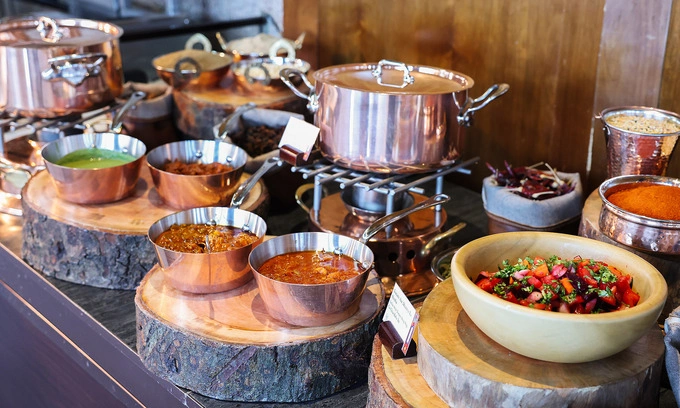 Khu bếp nấu món Ấn Độ của khách sạn 5 sao ở Hà Nội. Ảnh: InterContinental