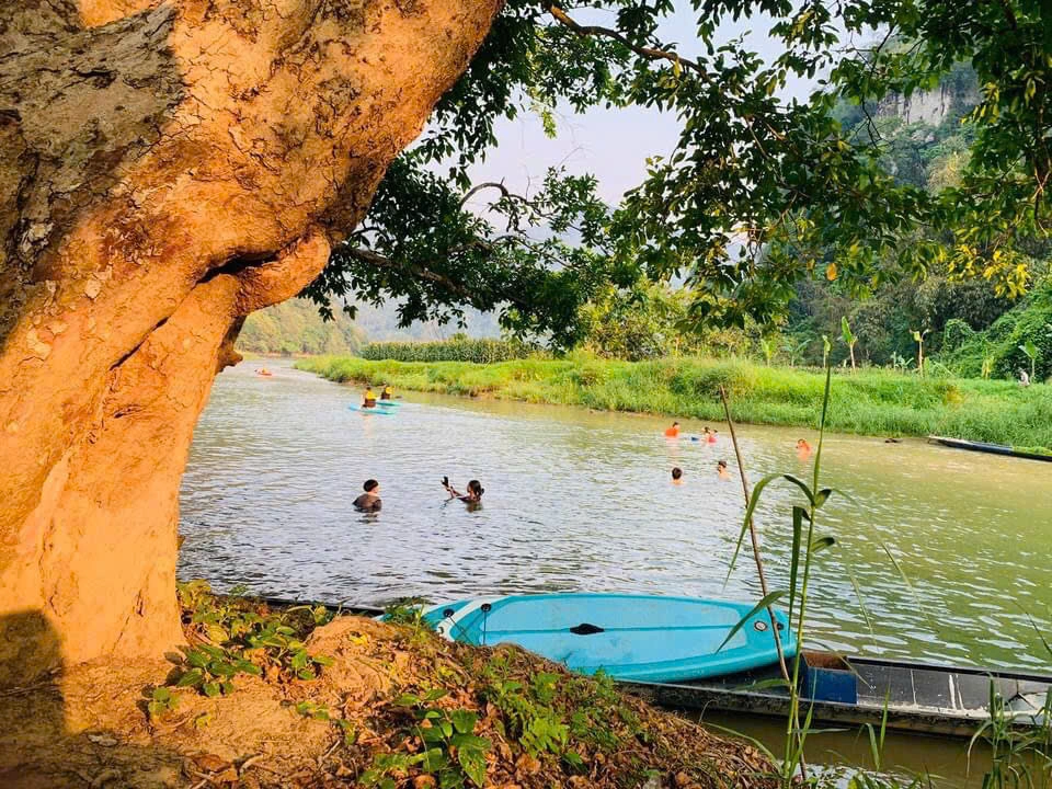 Khách Việt 'ướt sũng' 6 tiếng tại lễ hội té nước lớn nhất Thái Lan 1 Du khách bơi lội trên hồ Ba Bể. Ảnh: Vũ Văn Tuyên