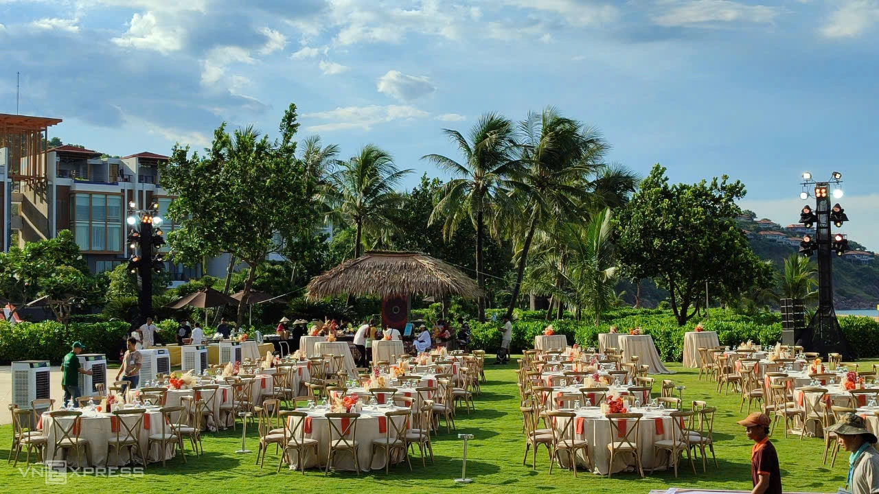 Địa danh Cái Răng ở Cần Thơ liên quan đến con vật nào? 2 Khu vực đãi tiệc tại vịnh Lăng Cô. Ảnh: Khu nghỉ dưỡng